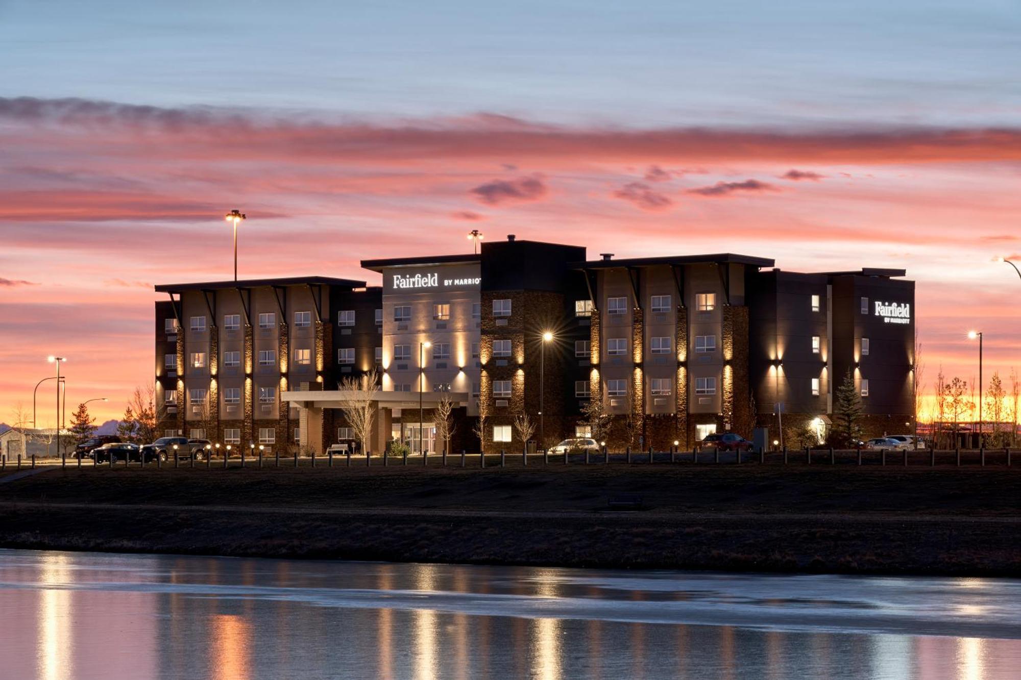 Fairfield Inn & Suites By Marriott Airdrie Bagian luar foto