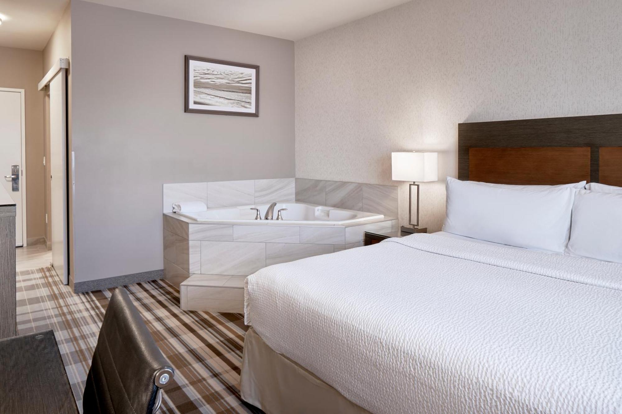 Fairfield Inn & Suites By Marriott Airdrie Bagian luar foto